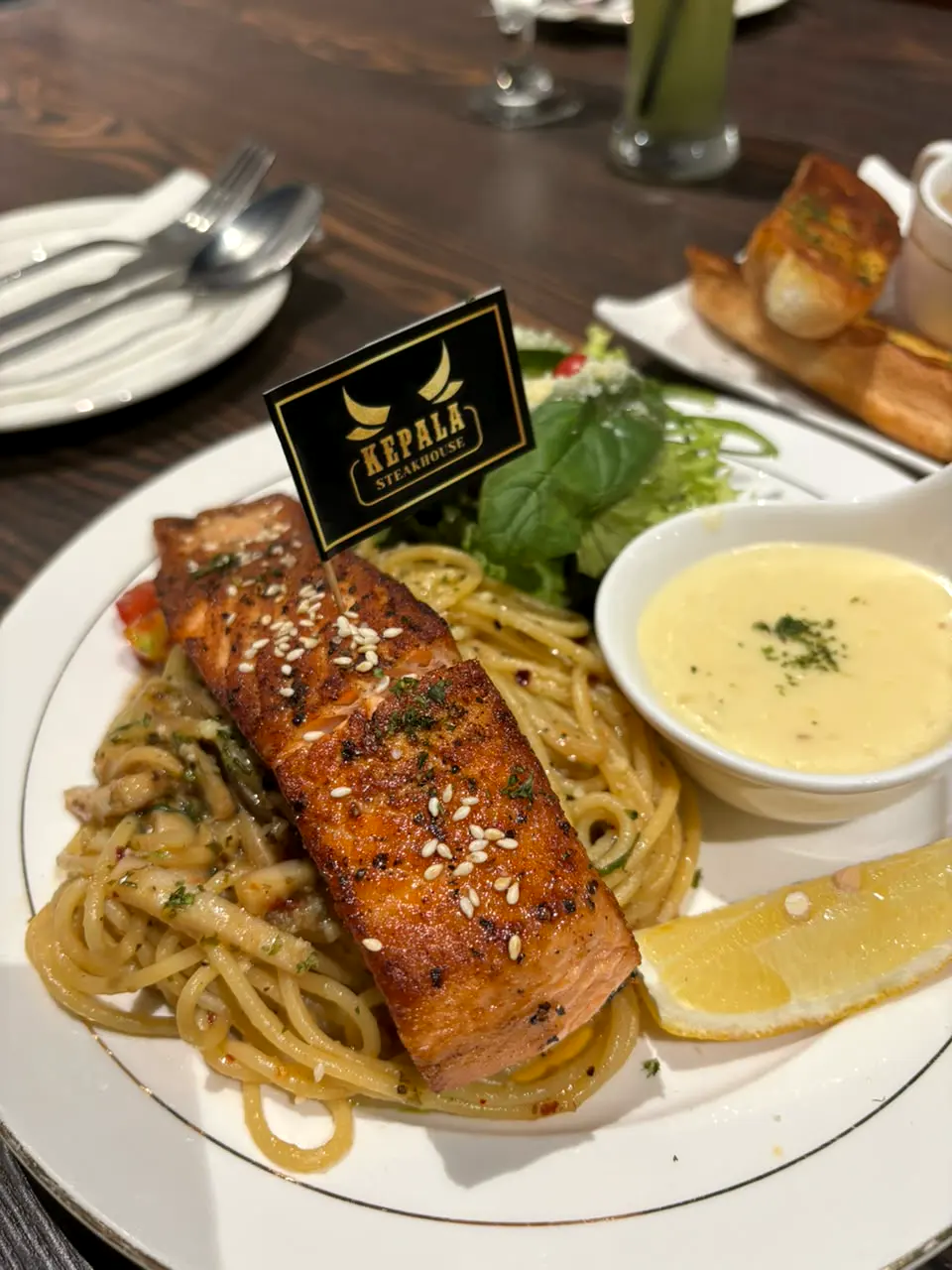 Suasana makan malam di Kepala Steakhouse